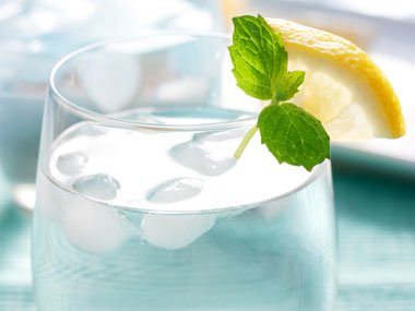13-things-facebook-can-teach-about-dieting-11-lemon-water-sl
